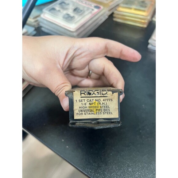 RIDGID 1/8" NPT (R.H) Alloy Steel Universal Bolt Dies 47775 - Picture 3 of 3